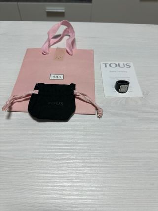 se vende anillo tous negro y nácar talla 13