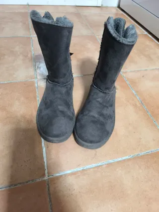Botas grises con lazo