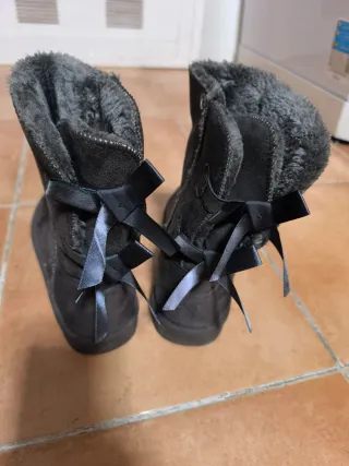 Botas grises con lazo