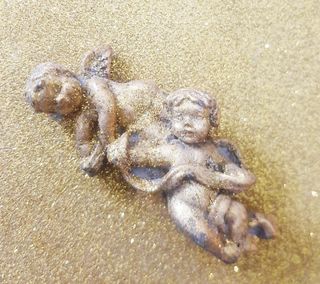 Statuina angeli su fondo oro glitter
