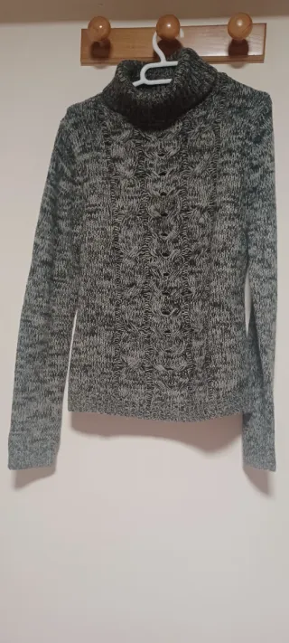 Jersey de cuello alto trenzado gris y negro