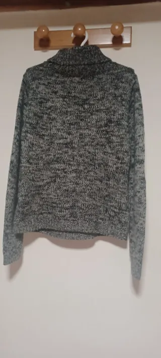 Jersey de cuello alto trenzado gris y negro
