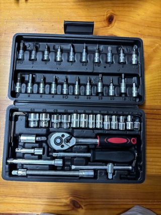 Caja de herramientas con carraca y vasos