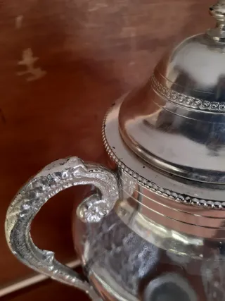 Bottiglie vintage in vetro lavorato con coperchio