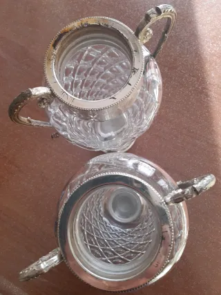 Bottiglie vintage in vetro lavorato con coperchio