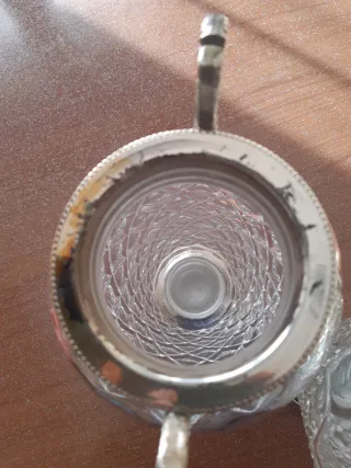 Bottiglie vintage in vetro lavorato con coperchio