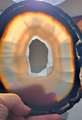 Grande fetta agata naturale con piede da esposizon