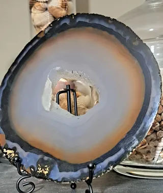 Grande fetta agata naturale con piede da esposizon