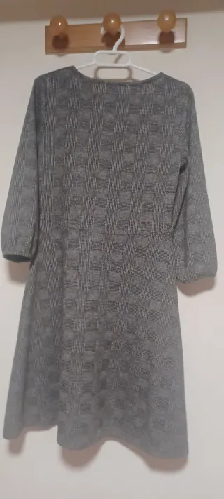 Vestido gris y blanco