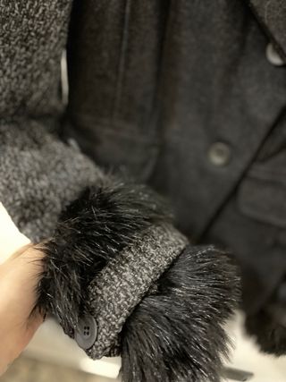 cappotto corto grigio con polsini in pelo