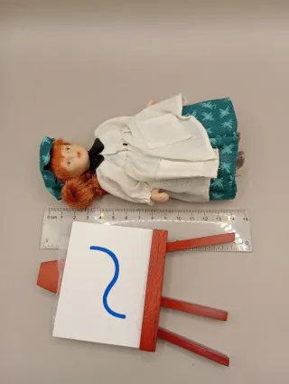 Bambola di porcellana con tela