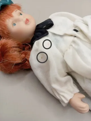 Bambola di porcellana con tela