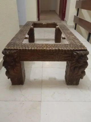 Mesa de madera maciza tallada