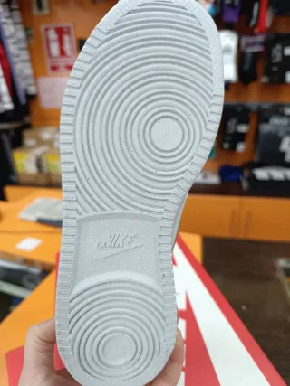 Zapatilla modelo court color blanco/dorado