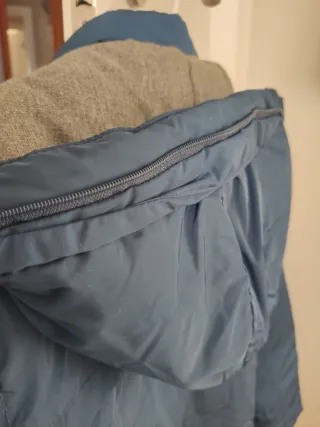 Chaquetón azul marino con capucha