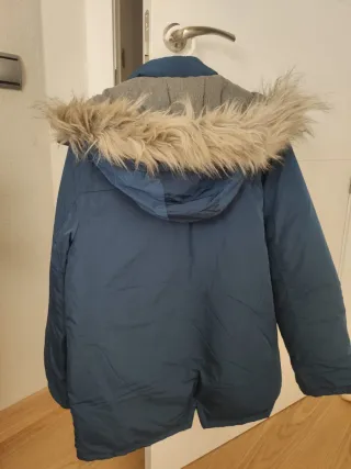 Chaquetón azul marino con capucha