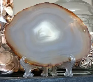 Fetta di agata naturale con supporto