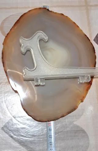 Fetta di agata naturale con supporto