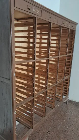 Mueble cajonero antiguo de madera con 129 cajones.