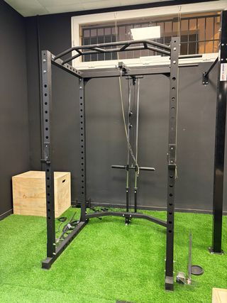 Rack de gimnasio con polea