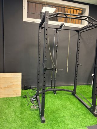 Rack de gimnasio con polea