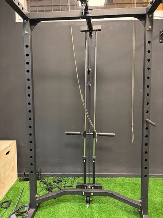 Rack de gimnasio con polea