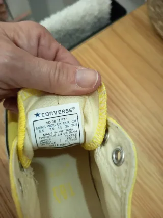 Preciosas zapatillas sin cordones color amarillo