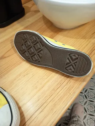 Preciosas zapatillas sin cordones color amarillo