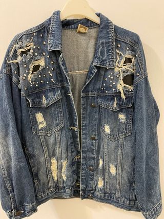 Giacca denim con borchie e strappi