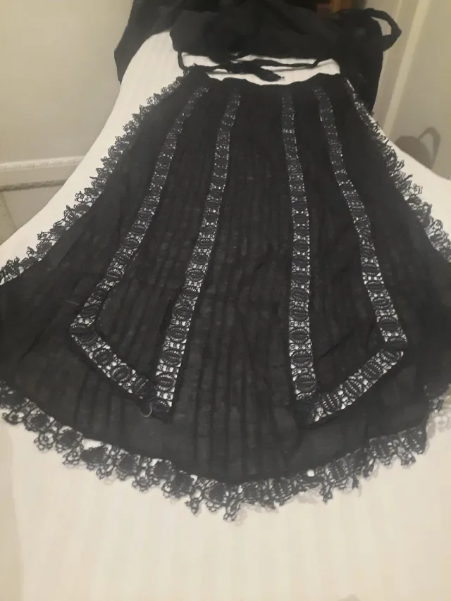 Delantal de jaretas y puntilla.