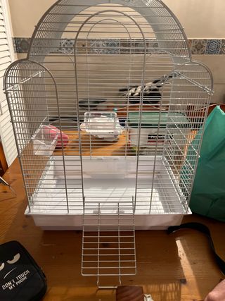 Jaula para pájaros plateada y blanca