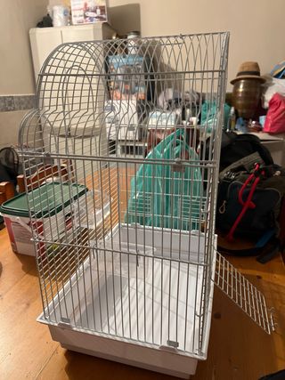 Jaula para pájaros plateada y blanca