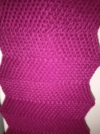 Bufanda morada tejida