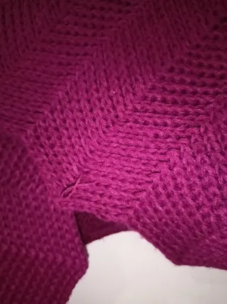 Bufanda morada tejida