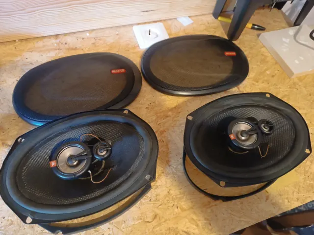 Altavoces JBL para coche