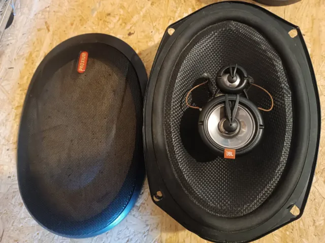 Altavoces JBL para coche