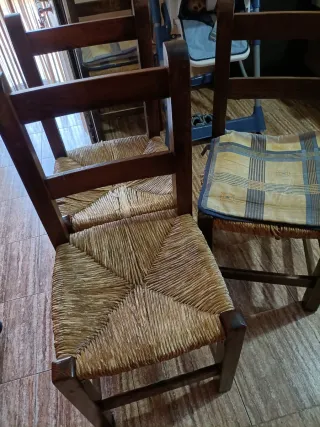 Sillas de madera y ratán