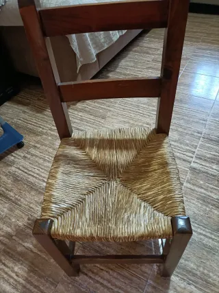 Sillas de madera y ratán
