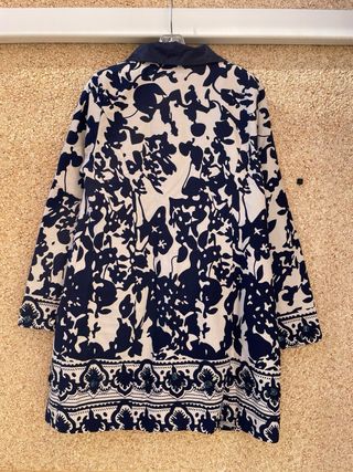 Gabardina azul y blanca estampada con piedras