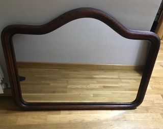Espejo de madera con marco curvo
