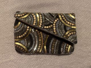 Cartera de fiesta con pedrería dorada y plateada