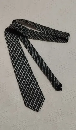 Corbata HENDRY rayas diagonales negro/plateado