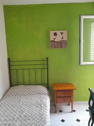 Se alquila habitación.