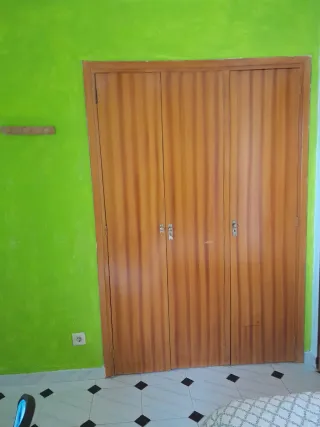 Se alquila habitación.