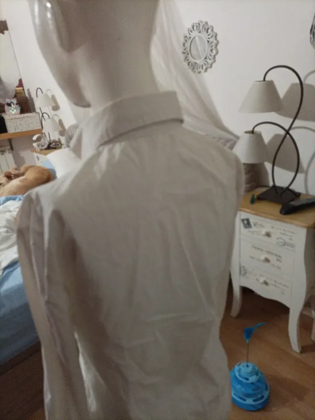 Elegante camisa blanca, elástica