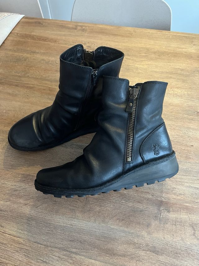 BOTÍN PIEL NEGRO FLY LONDON