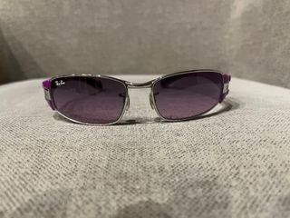 Gafas de sol Ray-Ban moradas y plateadas.