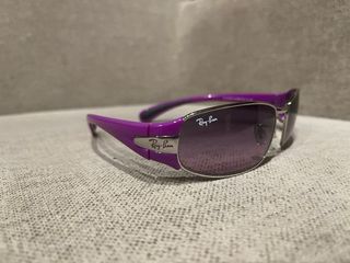 Gafas de sol Ray-Ban moradas y plateadas.