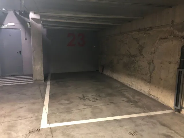 Plaza de garaje individual, con cargador eléctrico