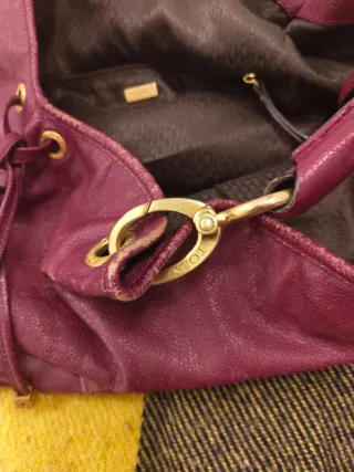 Bolso morado. De marca Tous